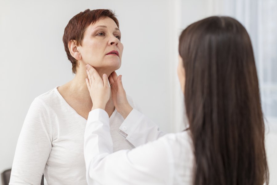 La relación entre la tiroides y la caída del pelo: causas y soluciones